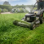 Comment tondre de l'herbe haute et humide sans bourrage ? - Image 1