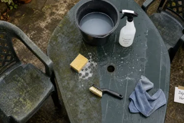 Comment raviver un salon de jardin en plastique vert : mousse enlevée et couleur ravivée