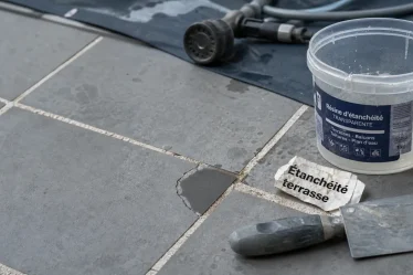 Étanchéité sur carrelage terrasse : résine et joints, eau qui stagne
