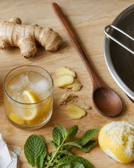 Recette du jus de gingembre maison : carafe de jus ambré, citron, gingembre frais