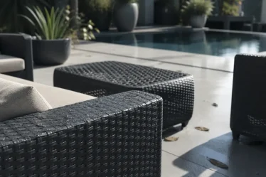 Salon de jardin gris en resine sur terrasse, tressage anthracite et coussins écrus