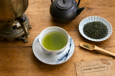 Sencha green tea benefits : tasse de sencha vert et feuilles de thé
