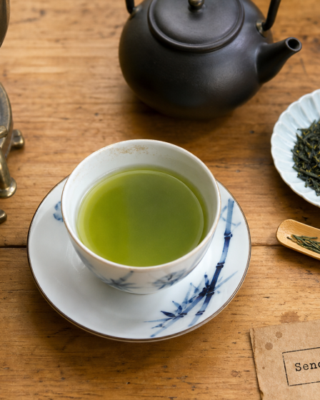 Sencha green tea benefits : tasse de sencha vert et feuilles de thé
