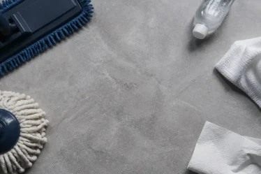 Nettoyer béton ciré : produits et chiffon microfibre pour un sol durable