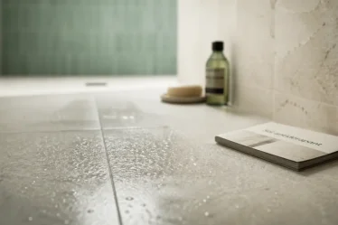 Sol salle de bain antidérapant étanche en grès cérame, joints fins