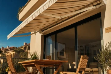Store banne balcon pour gagner de l’ombre sur le balcon