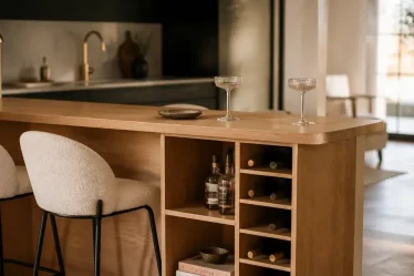 Meuble bar salon en bois chêne clair, rangement et niches ouvertes