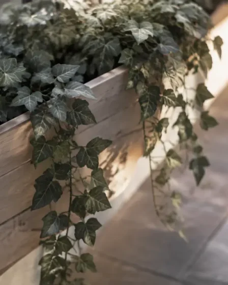 Plantes artificielles tombante réalistes sur balconnière