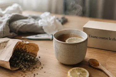 Tisane rhume chaude au miel et citron pour apaiser la gorge
