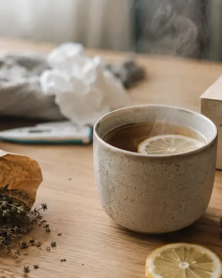 Tisane rhume chaude au miel et citron pour apaiser la gorge