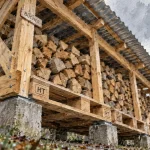 Abris buche fait maison : bûcher surélevé toit étanche et bois sec