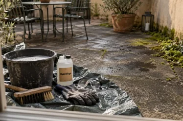 Comment nettoyer terrasse beton : noirci, brosse, seau et mousse