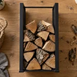 Rangement bois intérieur avec range-bûches en métal noir mat, bûches sèches