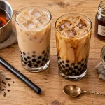 Recette bubble tea maison : verres de thé, perles de tapioca et sucre